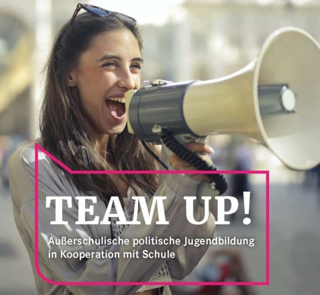 „TEAM Up!“ Neue Broschüre zu außerschulischer politischer Jugendbildung in Kooperation mit Schulen